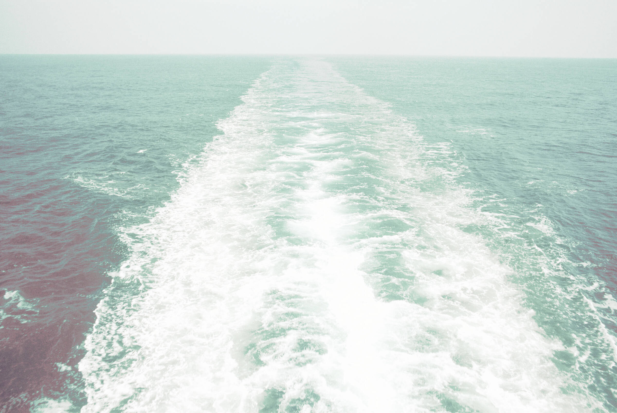 scia di schiuma nel mare (o nell'oceano)