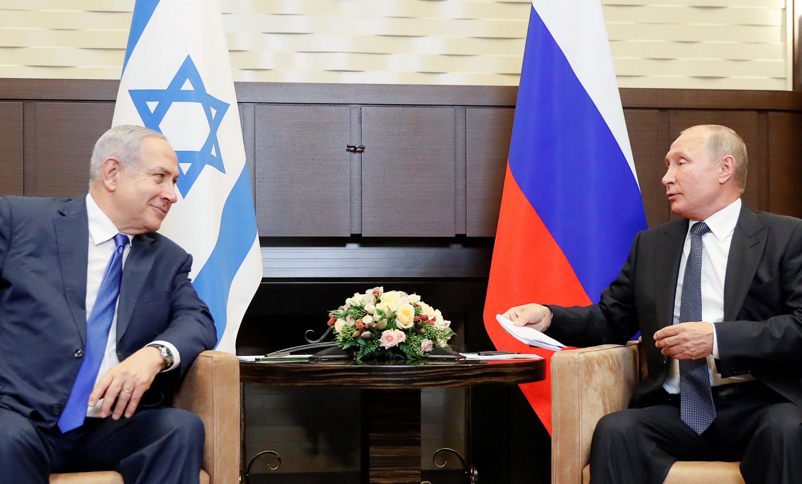 Netanyahu e Putin che conversano amabilmente
