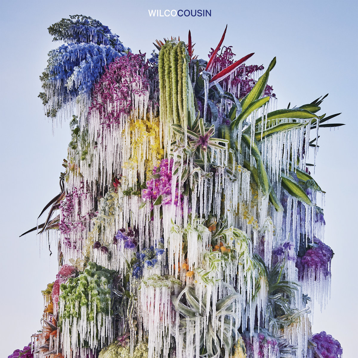 Una pianta o composizione di piante e fiori colorati e congelati, coi ghiaccioli che piovono giù