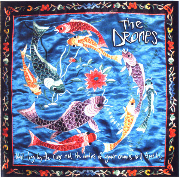 Un quadro con una cornice di fiorellini su sfondo nero. Al centro, in un altro riquadro, è disegnato uno specchio d'acqua con al centro un fiore rosso e dei pesciolini di vari colori che gli girano intorno. In alto a destra c'è il nome della band. In basso il titolo