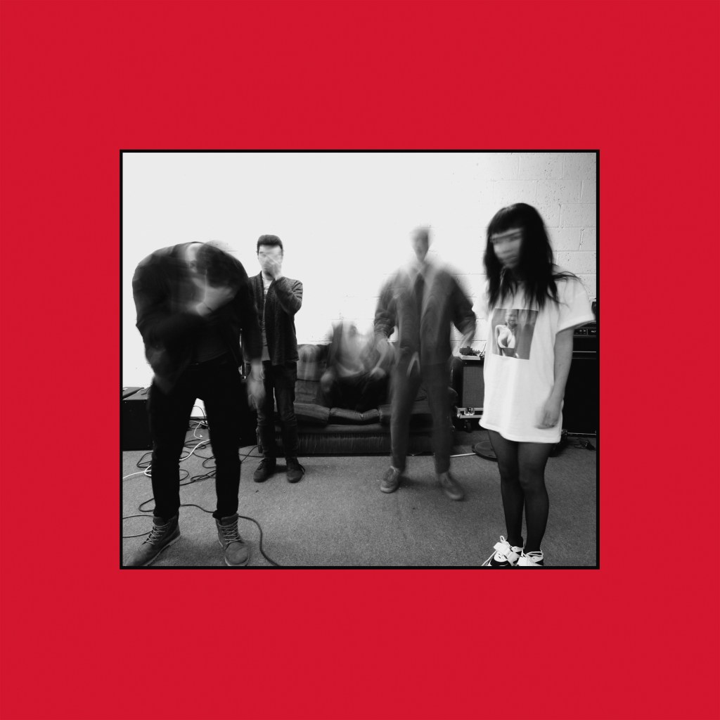 Su sfondo rosso intenso c'è una foto in bianco e nero e sfuocata che ritrae la band, inquadrata da un bordo nero. Quattro di loro sono in piedi e uno è seduto al centro di un divano di pelle che sta sul fondo. Il tipo sulla sinistra è piegato in avanti e ha una mano sulla testa. Quello che gli sta dietro ha una mano davanti alla faccia. Sulla destra c'è una ragazza con una maglietta bianca lunga che ritrae la copertina di «Windowlicker» di Aphex Twin (con il corpo di una donna in bikini che ha la testa di Aphex Twin), sembra guardare verso l'obiettivo. Dietro di lei c'è un tipo che sta allargando le braccia e sembra che abbia la bocca aperta. Quellə che sta sul divano non si capisce bene cosa stia facendo, è tutto sfuocato. La visione è leggermente inquietante. A terra c'è una moquette sopra la quale, sulla sinistra, corrono dei cavi. In fondo sulla sinistra e sulla destra ci sono quelli che sembrano degli amplificatori.