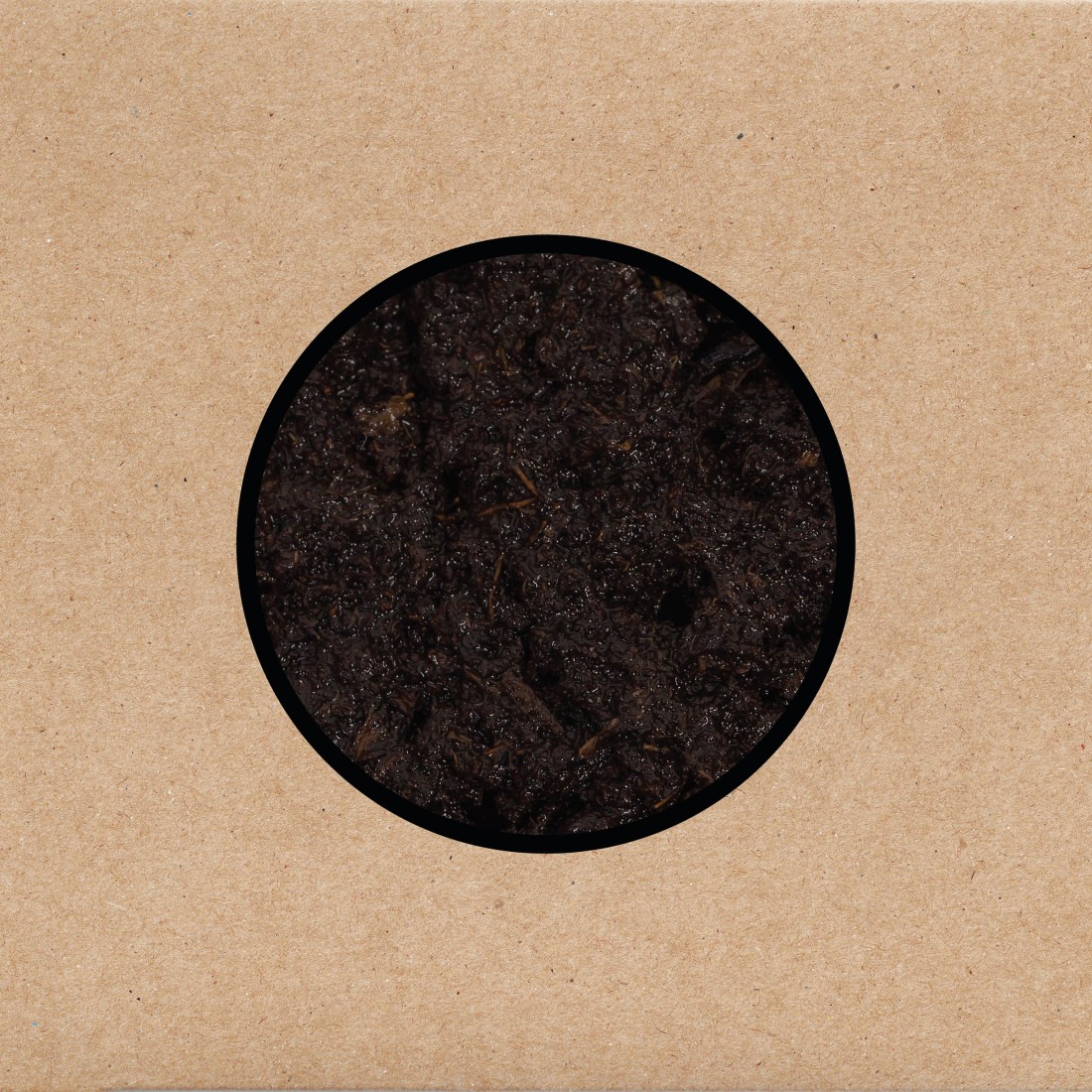 Un cerchio nero con interno marrone – forse della terra bagnata – su uno sfondo marroncino tipo cartoncino