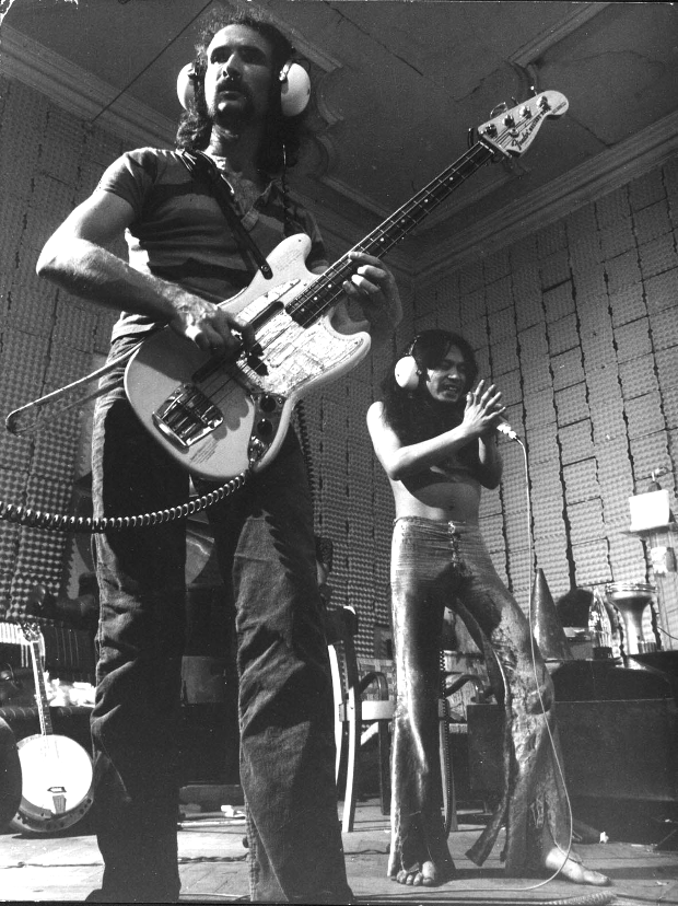 Holger Czukay, a sinistra, è un uomo coi capelli lunghi e arruffati e il pinzetto, dall'aria seria, ha entrambe le mani su un basso elettrico, dal quale esce un jack a molla. Indossa dei jeans, una maglietta a righe e delle grandi cuffie bianche. Damo Suzuki, spostato a destra e un po' più indietro, è un uomo dai tratti orientali e i capelli lunghi. Indossa dei jeans a zampa di elefante distrutti, ed è a dorso nudo e piedi nudi. Indossa le stesse grandi cuffie bianche, ha le mani sul microfono davanti a sé e pare che stia cantando.