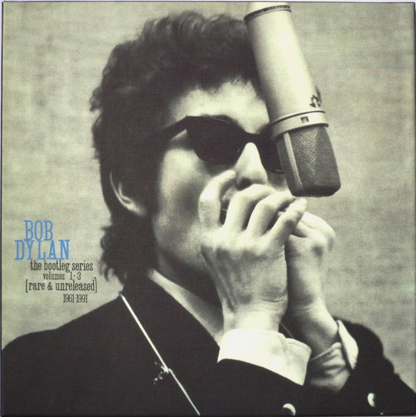 Bob Dylan con indosso una giacca scusa, una camicia bianca e degli occhiali scuri sta davanti a un microfono che scende dall'altro e suona l'armonica. Accanto a lui, sulla sinistra, è scritto il titolo della compilation