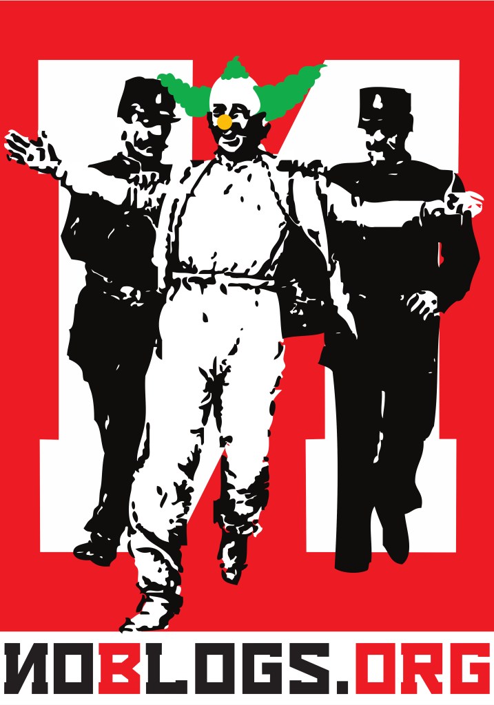 Un pagliaccio colorato di bianco, con il naso giallo e i capelli da pagliaccio verdi viene arrestato da due sbirri che gli stanno dietro alla destra e alla sinistra. Ha le braccia allargate verso qualcunə che sta davanti e ride. Lo sfondo della scena è rosso. Dietro ai due sbirri, colorati di nero, ci sono le due zampe della N simbolo di Noblogs.org, colorata di bianco, e sotto le tre figure sta la scritta completa, in lettere nere e rosse